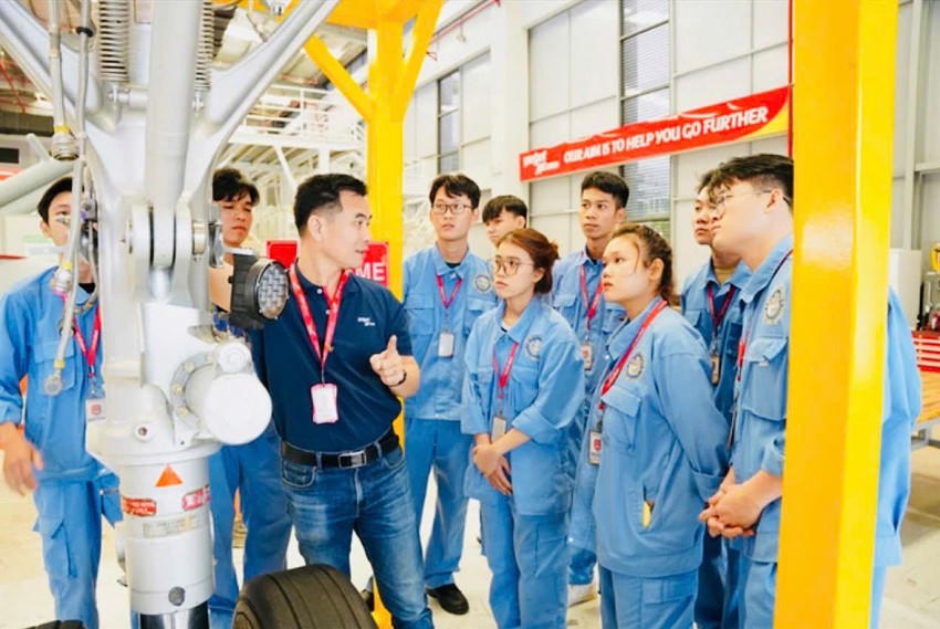 Tính đến quý I/2025, trên công trường sân bay Long Thành hiện có hơn 1.800 kỹ sư, chuyên gia kỹ thuật và khoảng 7.000 công nhân đang làm việc ngày đêm.