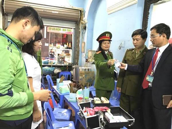 Đoàn liên ngành kiểm tra rựu tại một của hàng trên quận Cầu Giấy.