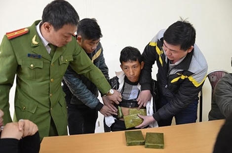 Đối tượng Phàng A Tùng tại cơ quan điều tra.
