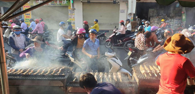 Giao thông qua đây vào giờ cao điểm rất khó khăn khi người dân dừng xe bên đường để mua cá.