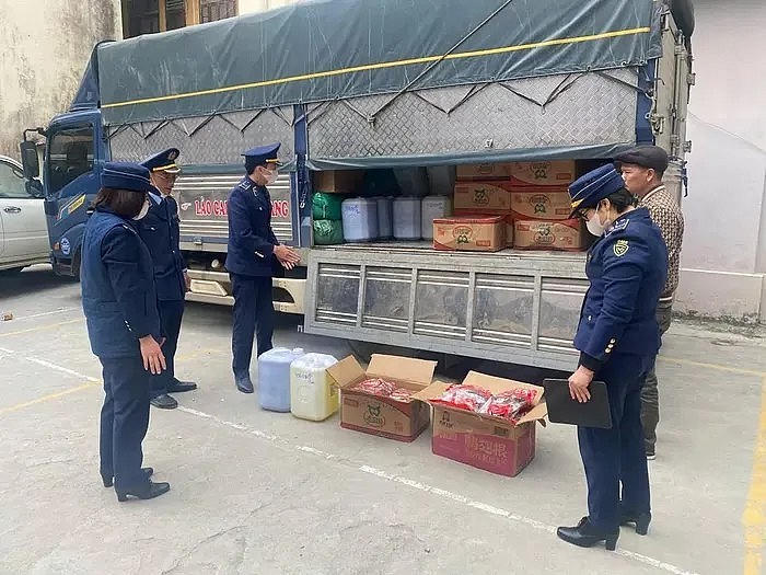 Lực lượng chức năng Hà Giang tiến hành khám xét phương tiện. (Ảnh Đức Lâm).