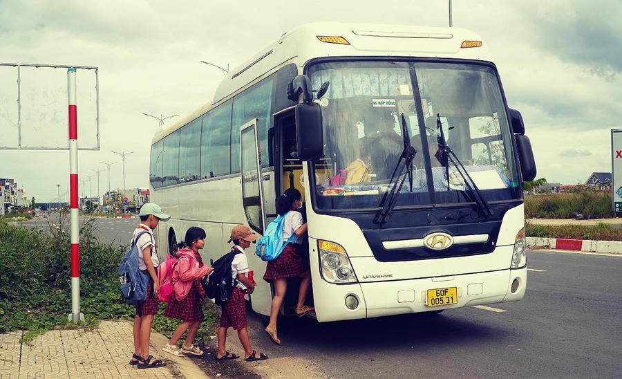 Do trường học cách khu tái định cư khoảng 3-4 km, hàng ngày, học sinh tiểu học và THCS phải đi xe đưa đón. Bí thư Tỉnh ủy Đồng Nai Nguyễn Hồng Lĩnh vừa chỉ đạo các cấp ban ngành sớm xây dựng trường học trước tháng 8/2023 để học sinh có thể đến trường ngay trong khu tái định cư.
