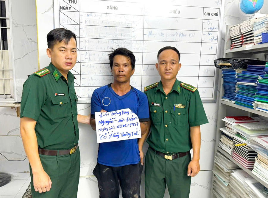 Đối tượng Nguyễn Văn Đậm bị lực lượng Đồn Biên phòng Gành Hào bắt giữ.