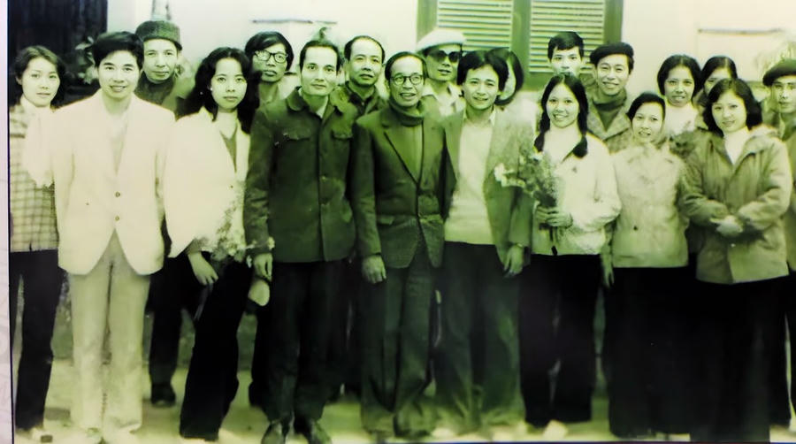 Cán bộ, phóng viên Báo Pháp luật thường thức (nay là Báo Pháp luật Việt nam) chụp ảnh chung với lãnh đạo và cán bộ Vụ Tuyên truyền giáo dục Pháp luật, Bộ Tư pháp tại Hội nghị Cộng tác viên đầu tiên của Báo vào năm 1986.