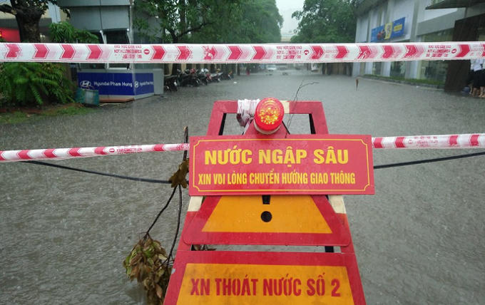 Biển cảnh báo được thiết lập dành cho người đi đường.