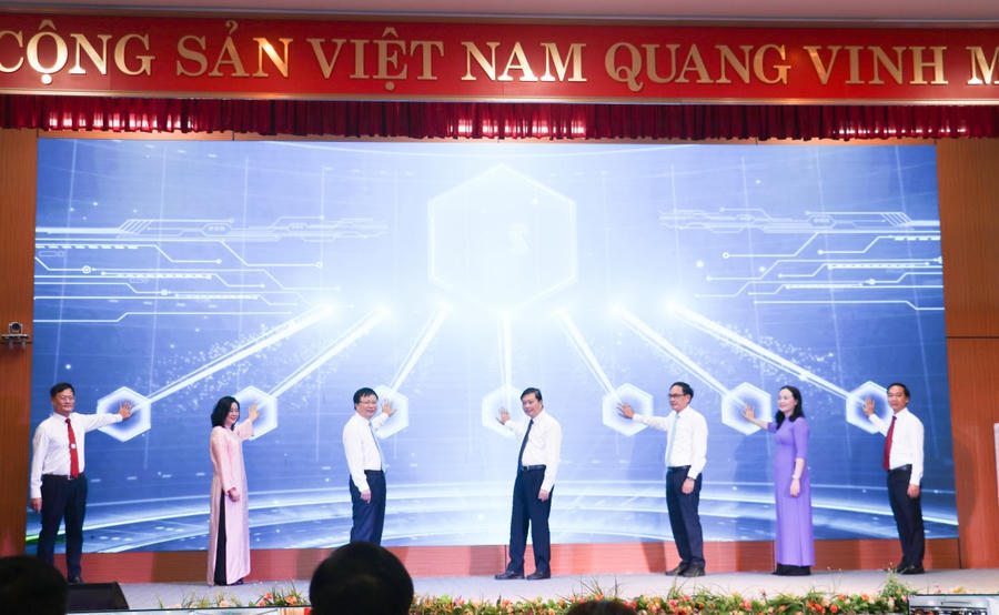 Các đại biểu ấn nút phát động phong trào “Bình dân học vụ số” và Khai trương Cổng Thông tin điện tử thực hiện Nghị quyết số 57-NQ/TW tỉnh Nghệ An.