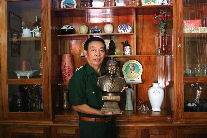 Ông Khoa bên bức tượng đồng đúc chân dung Đại tướng Võ Nguyên Giáp.