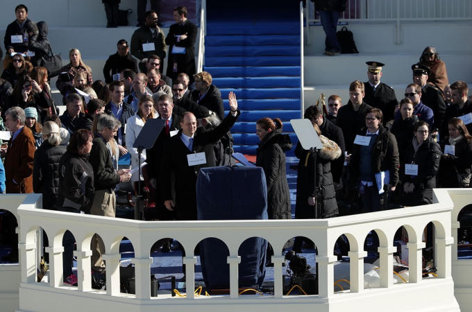 Neil Ewachiw đóng vai Phó tổng thống đắc cử Mike Pence đang phát biểu lời tuyên thệ phó tổng thống. (Ảnh: AFP)