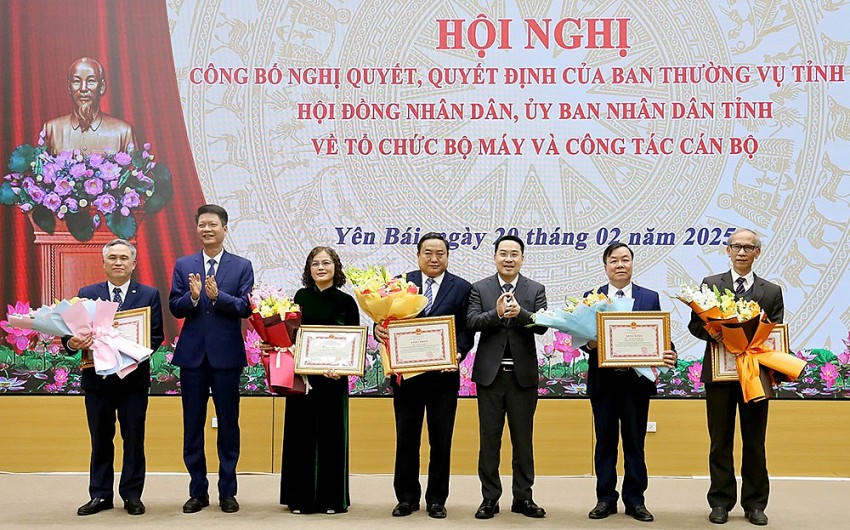 Chủ tịch UBND tỉnh Nguyễn Tuấn Anh và Phó Chủ tịch Thường trực UBND tỉnh Nguyễn Thế Phước tặng bằng khen cho các đồng chí có thành tích xuất sắc trong thực hiện Nghị quyết số 18-NQ/TW. (Ảnh: Báo Yên Bái).