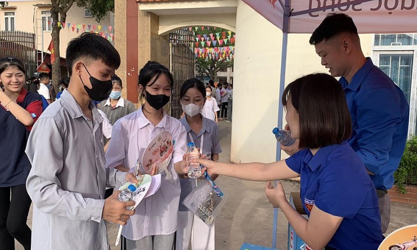 Gần 23.000 học sinh bước vào ngày thi đầu tiên kỳ thi tuyển sinh vào lớp 10 THPT tại tỉnh Bắc Giang.
