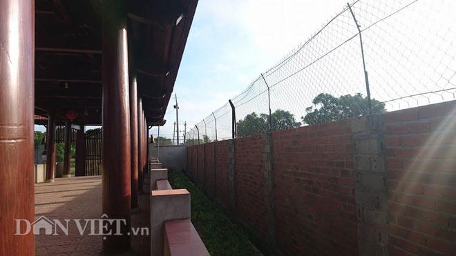 Tường cao, lưới thép bảo vệ căn nhà.