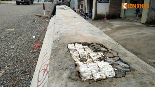 Cận cảnh những lớp xốp dày, xếp thành hàng trong thành cầu Zét