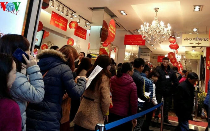 Chen chân xếp hàng mua vàng ngày Thần Tài (Ảnh: Trần Ngọc).