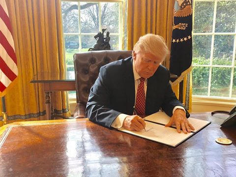 Tổng thống Mỹ Donald Trump ký thông qua sắc lệnh cấm nhập cư mới. (Ảnh: White House)