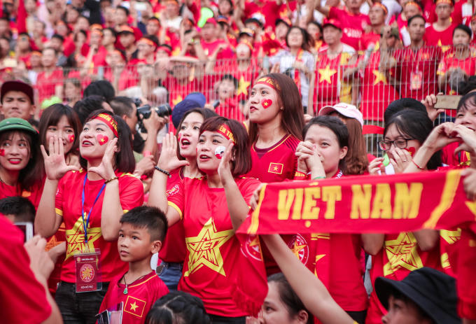 Các cô gái hào hứng cổ vũ các tuyển thủ...