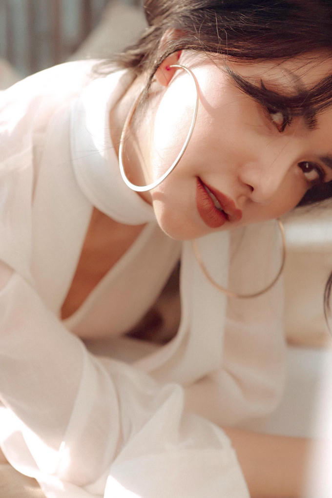 Hoa hậu Loan Vương sang Singapore dự triển l&atilde;m du thuyền 2019