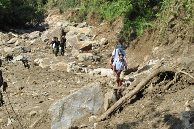 Chủ tịch tỉnh L&agrave;o Cai lội suối v&agrave;o hiện trường vụ sập hầm v&agrave;ng, hỗ trợ gia đ&igrave;nh thiệt hại