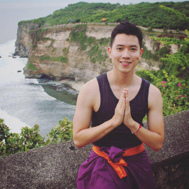 Ngoài những lời khen ngợi bài viết của nam cơ trưởng khiến nhiều người hiểu ra nhiều điều về những chuyến bay trễ giờ. Cư dân mạng, nhất là những cô gái thừa nhận bị cuốn hút ngay từ những những hình ảnh điển trai của nam cơ trưởng 9x này.