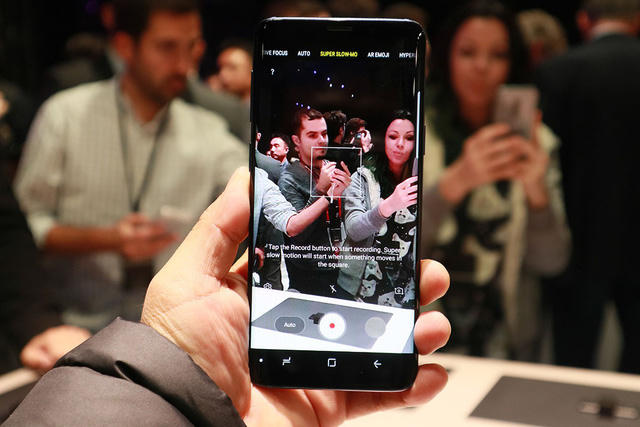 Tuy nhiên đó chỉ là thay đổi trong thiết kế, đối với tính năng, camera của máy là một sự cải tiến đáng nể mà trước đó hãng này nói rằng tái định nghĩa lại camera trên smartphone. Đại diện hãng cho biết đã sử dụng cảm biến Dual Pixel siêu tốc có sức mạnh xử lý đáng nể và bộ nhớ chuyện dụng có thể ghi giữ những khung hình sống động và cho chất lượng hình ảnh cao nhất.