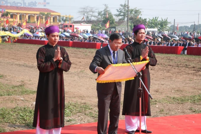 Ông Nguyễn Xuân Đông, Phó Bí thư Tỉnh ủy, Chủ tịch UBND tỉnh Hà Nam đọc Văn tế.