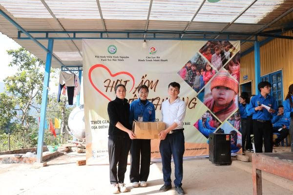 Đại diện Ban tổ chức chương trình tặng quà cho điểm trường bán trú Chống Tầu.