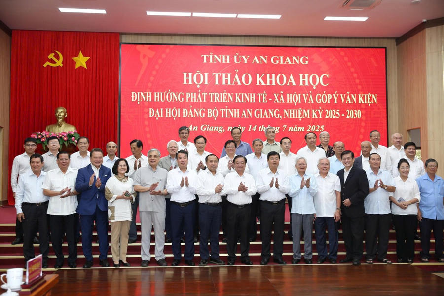 Đại biểu chụp hình lưu niệm tại Hội thảo