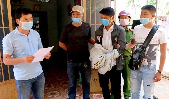 Đọc lệnh khám xét nơi ở của Nguyễn Thanh Tùng.