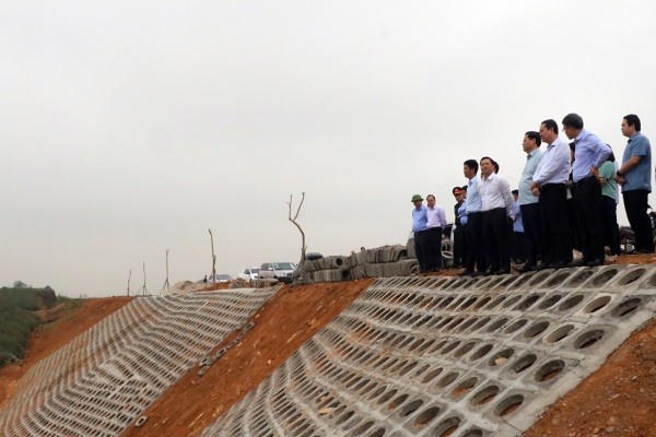 Đoàn công tác kiểm tra hệ thống cống thu nước từ tuyến đường Đông Tây.
