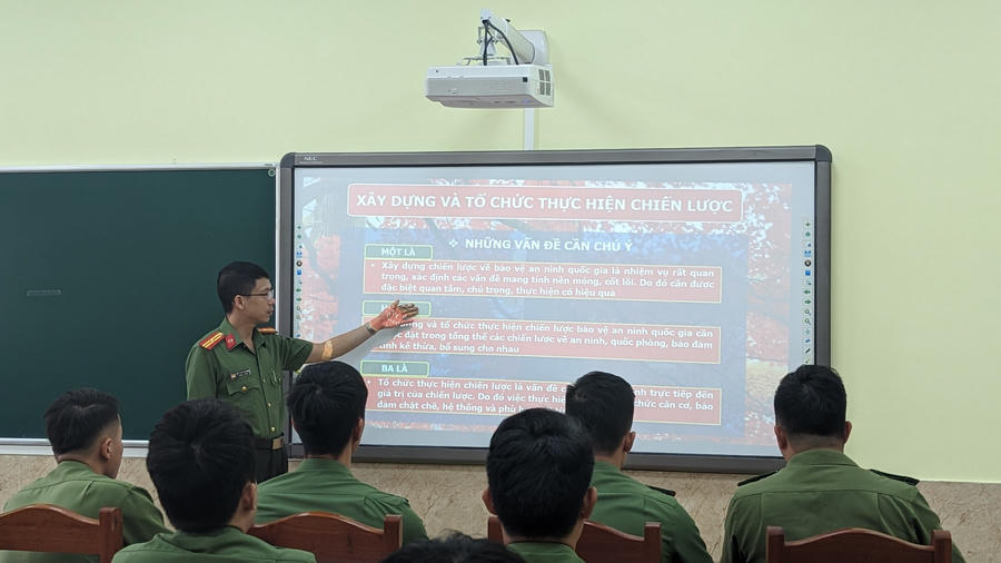 Là một thầy giáo trẻ nhưng có chuyên môn vững vàng, nhiệt tình, uy tín với bạn bè, đồng nghiệp, thầy luôn hoàn thành tốt các công việc nhà trường, cấp trên giao phó.