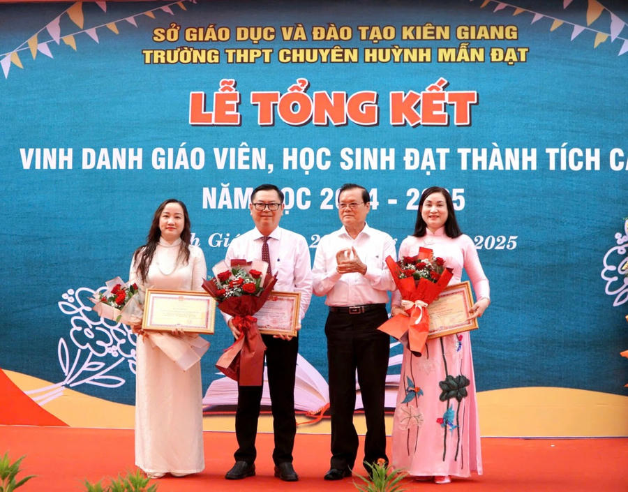 Ông Nguyễn Văn Tân - Chủ tịch Hội Khuyến học tỉnh Kiên Giang trao Bằng khen tập thể hoàn thành xuất sắc nhiệm vụ, Bằng khen tập thể đã có thành tích đột xuất trong công tác bồi dưỡng Học sinh giỏi Quốc gia năm học 2024 – 2025.