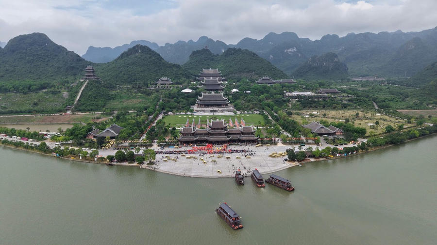 Đoàn cung rước xá lợi Đức Phật tiếp tục hành trình qua các tuyến phố gồm: Lê Duẩn - Khu đô thị CEO Mễ Nội - cầu Liêm Chính - Hoàng Thế Thiện - Lê Công Thanh - cầu Châu Giang - Biên Hòa - quốc lộ 1A cũ - Trần Phú - UBND tỉnh Hà Nam - cầu Châu Sơn - Lý Thường Kiệt - quốc lộ 21B - đường song hành Tam Chúc và kết thúc tại chùa Tam Chúc.