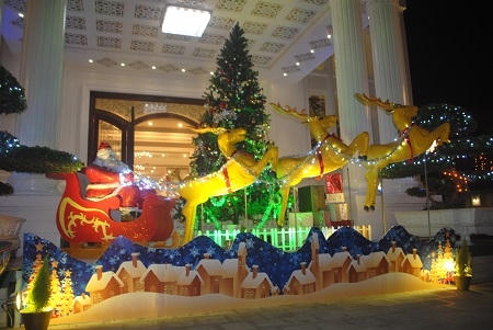 Hình ảnh ông già Noel cùng những chú tuần lộc quen thuộc tại một nhà hàng sang trọng trên đường Lê Lợi, TP Vinh (Ảnh: Duy Ngợi).