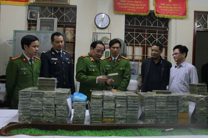 Các cơ quan chức năng và tang vật 288 bánh ma túy bắt tại Cao Bằng. ảnh: TL