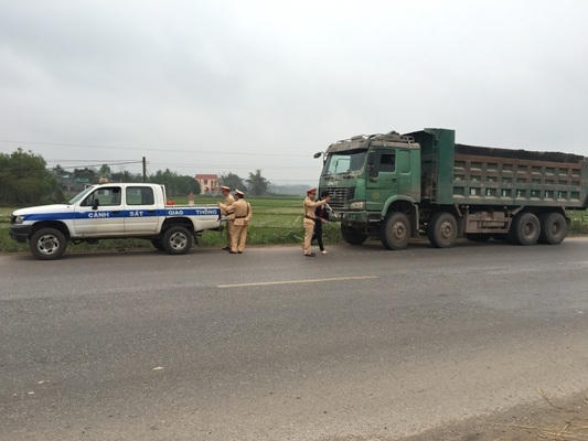 Lực lượng phòng CSGT - Công an tỉnh Bắc Giang tăng cường việc kiểm tra, xử lý nghiêm các xe vi phạm (Ảnh: Du Nghĩa).