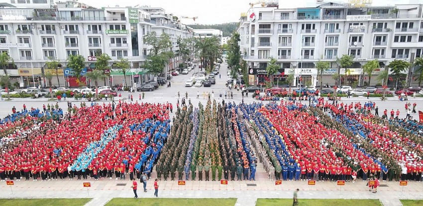 Đông đảo cán bộ, chiến sĩ lực lượng vũ trang, công nhân, viên chức, nhân dân tỉnh Quảng Ninh tham gia chương trình" Cùng Việt Nam tiến bước" .