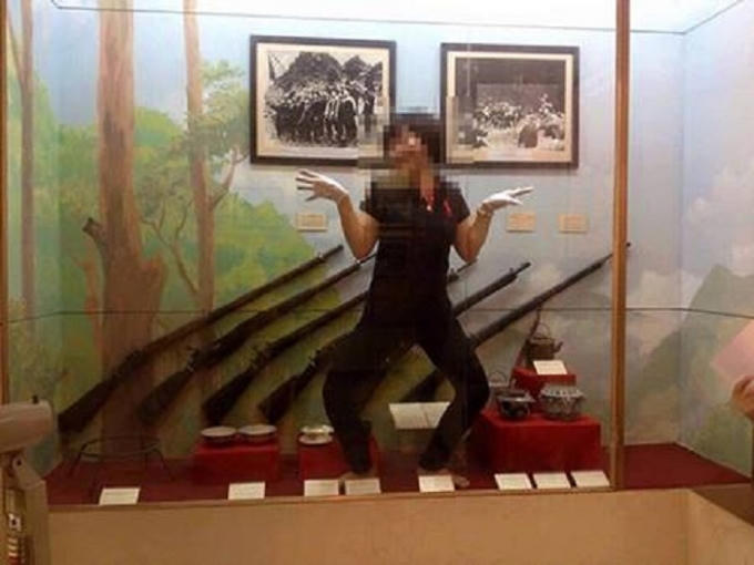 Hình ảnh nhân viên tạo dáng phản cảm được lan truyền chóng mặt trên mạng xã hội.