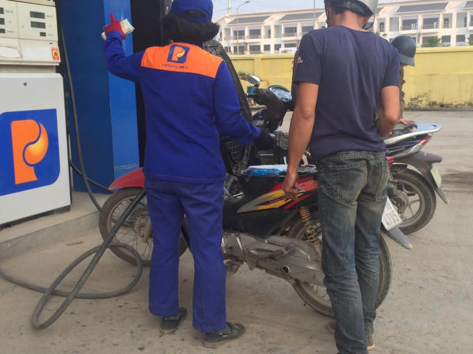 Bãi bỏ một số điều kiện kinh doanh về xăng dầu.