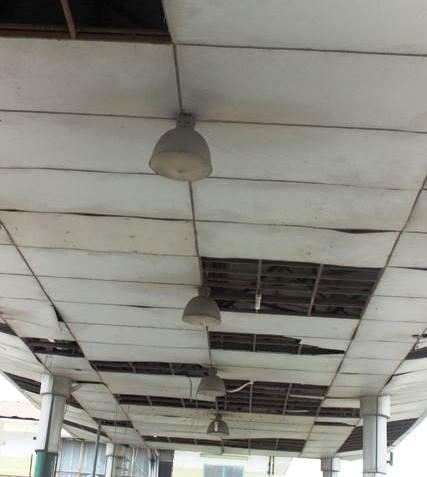 Hệ thống đèn điện hư hỏng nặng nề, bong tróc thành từng mảng