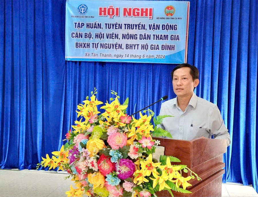 Ông Long tập huấn, tuyên truyền, vận động cán bộ, nông dân tham gia BHXH tự nguyện, BHYT hộ gia đình tại xã Tân Thành, TP. Cà Mau.