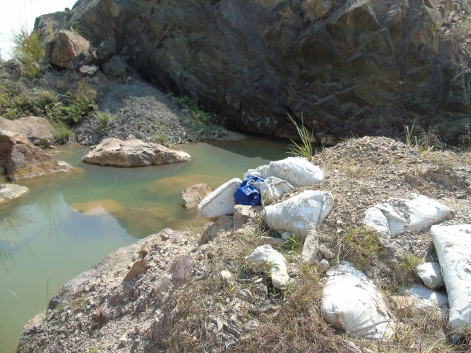 Những bao tải dứa bên trong toàn chứa phế thải xi-măng còn sót lại.