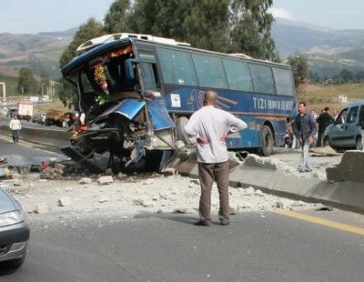 Hiện trường một vụ tai nạn ở Algeria. Ảnh: Internet