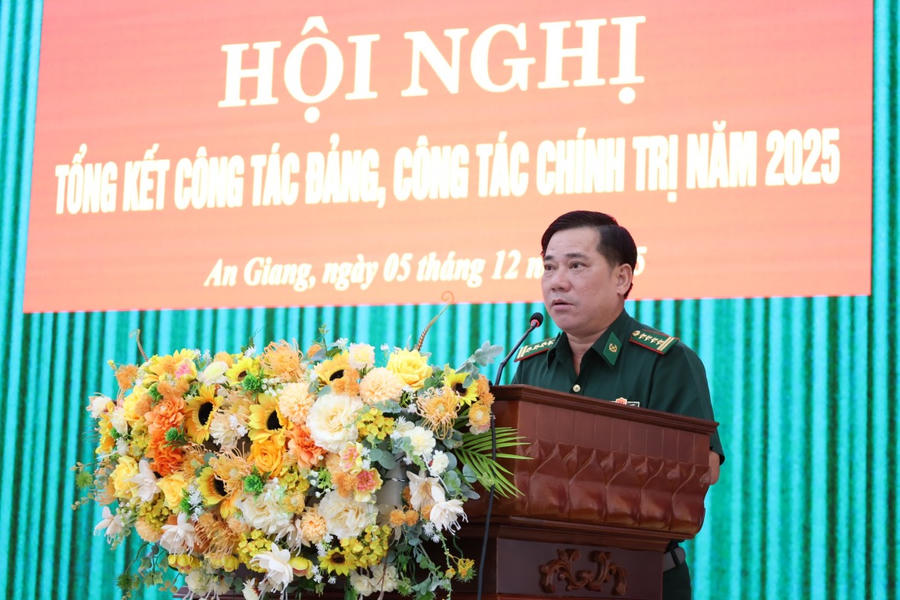 Đại tá Nguyễn Văn Hiệp, Phó Chính ủy Bộ Chỉ huy Quân sự tỉnh, Chính ủy Ban Chỉ huy BĐBP tỉnh phát biểu chỉ đạo.