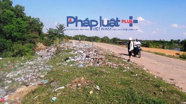 Bãi rác "án ngữ" mặt đê đang có nguy cơ phình rộng qua mỗi ngày.