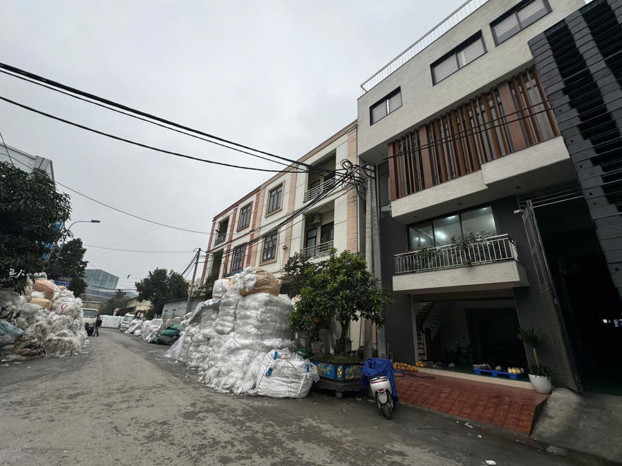 Quy hoạch CCN Minh Khai bị "vỡ trận" trước các kiến trúc lạ và bãi tập kết rác nhựa