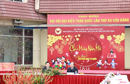 Chủ tịch nước h&acirc;n hoan ng&agrave;y Hội Lồng Tồng c&ugrave;ng b&agrave; con d&acirc;n tộc T&agrave;y