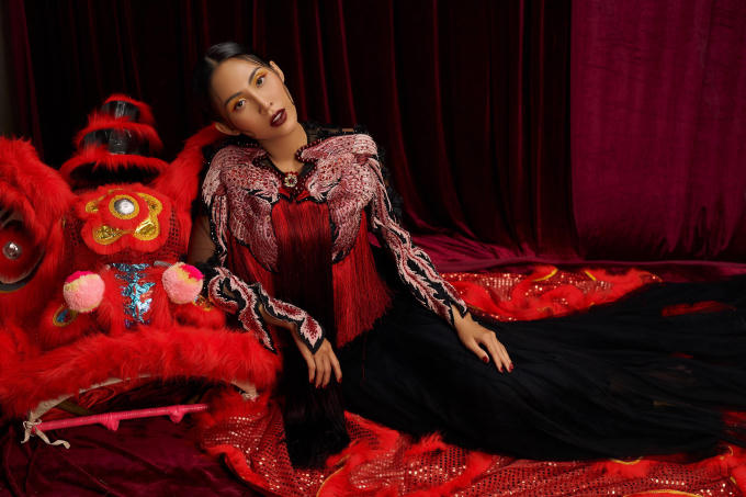 Chiếc đầm tôn trọn vòng 3 bốc lửa, lưng ong và làn da nâu của Trương Hằng.Vẻ đẹp của Hoa hậu và Nam vương khiến nhiều người bị "hớp hồn".