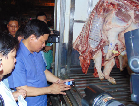 Bí thư Thành ủy TP.HCM đang truy xuất nguồn gốc thịt heo tại chợ đầu mối Hóc Môn. Ảnh: LÂM NGỌC