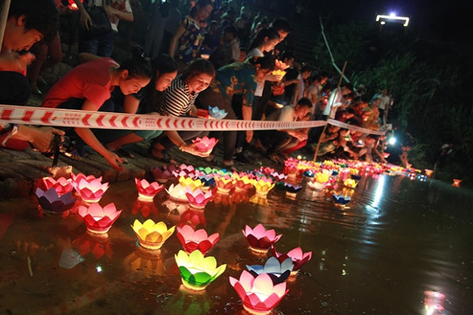 Ngoài ra, việc thả Đèn Hoa Đăng lên dòng nước còn được hiểu rằng, những vong nhân đã khuất sẽ theo những ánh sáng ấm áp mà bỏ đi những oan khiên thù hận, bước theo con đường giải thoát khổ đau.