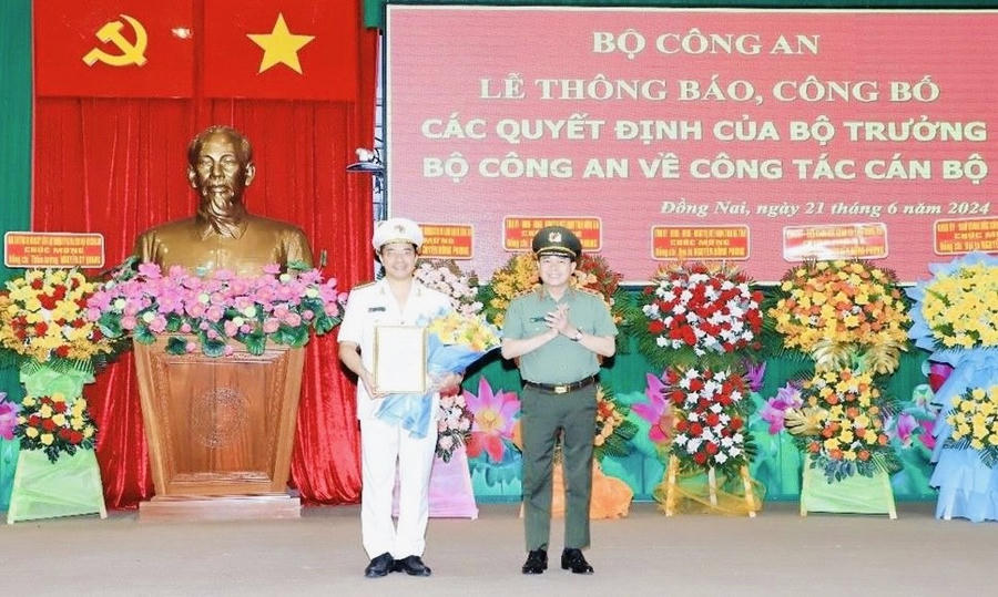 Trung tướng Lê Quốc Hùng, Thứ trưởng Bộ Công an trao quyết định cho Đại tá Nguyễn Hồng Phong.