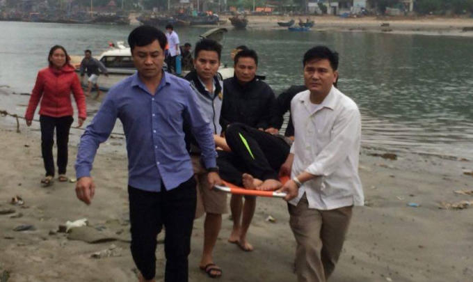 Các ngư dân gặp nạn nhanh chóng được đưa đến bệnh viện cấp cứu.